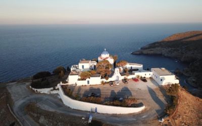 Vue aérienne d’un monastère sur l’île de Kea
